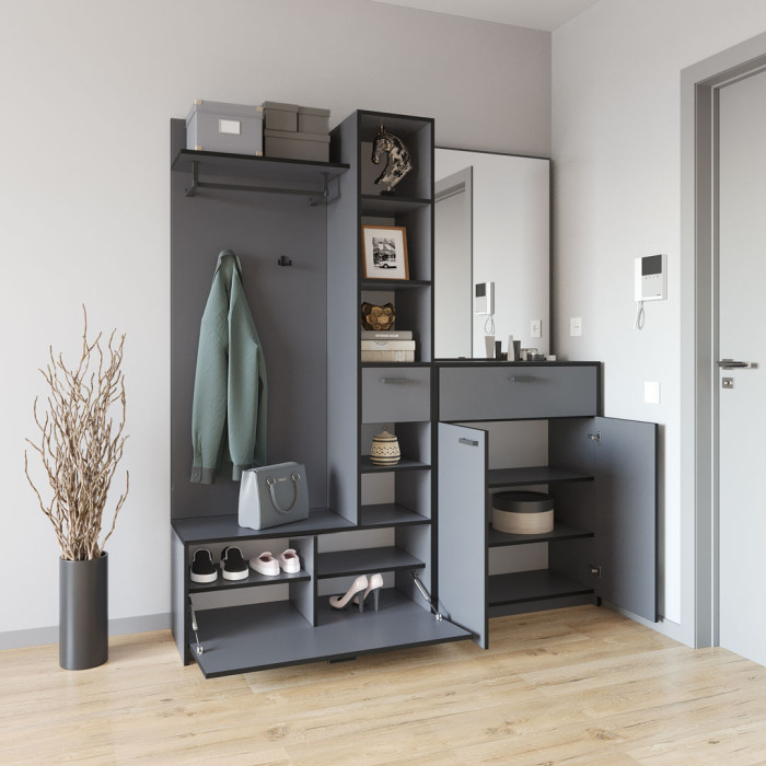 Прихожая со штангой для одежды и крючками