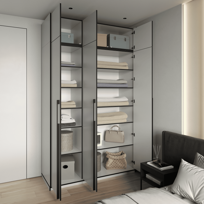 Шафа розпашна на 3 дверки з полицями