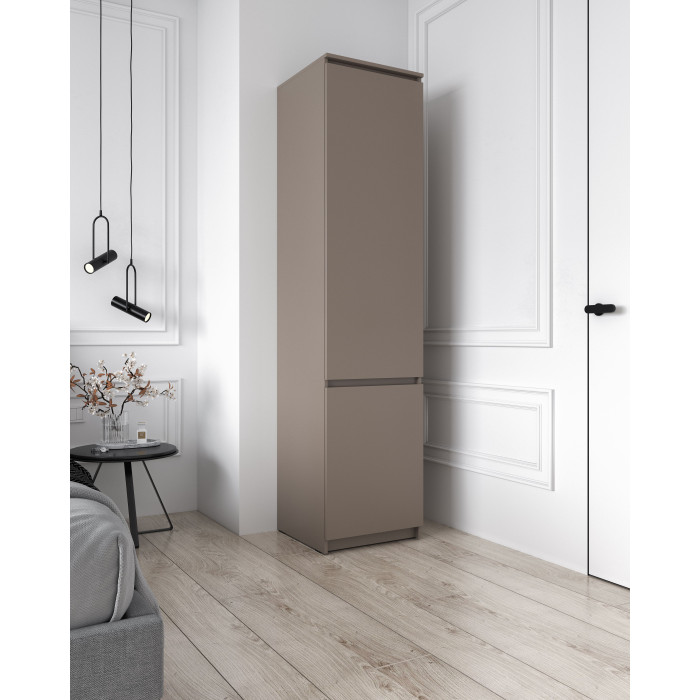 Шафа-пенал для одягу закритий з полицями